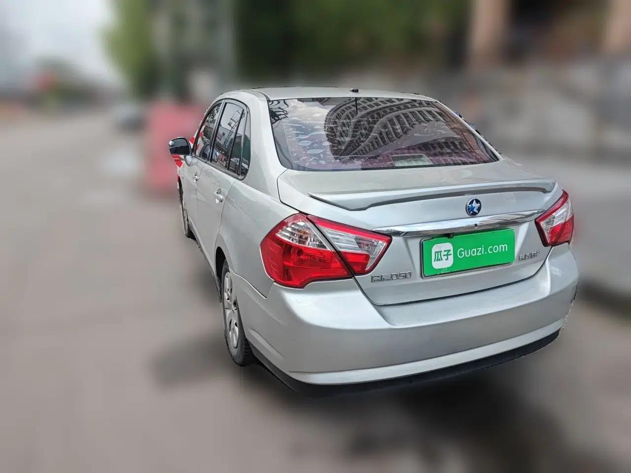 Venucia D50 2015 1.6L Automatic Fashion Edition — миниатюра 4