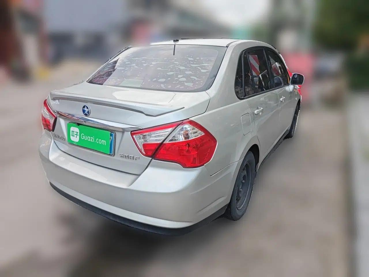 Venucia D50 2015 1.6L Automatic Fashion Edition — миниатюра 6