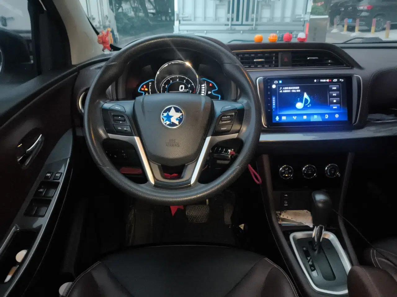 Venucia M50V 2017 1.6L XL CVT Luxury Edition — миниатюра 11