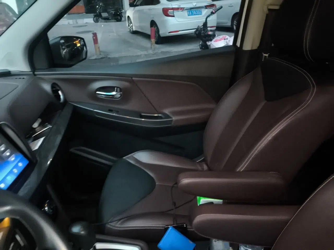 Venucia M50V 2017 1.6L XL CVT Luxury Edition — миниатюра 16