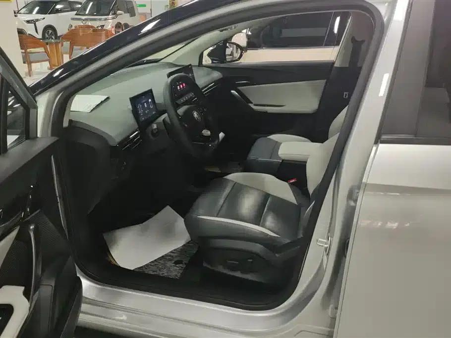 MG4 2023 415km Overseas Champion Executive Edition — миниатюра 9