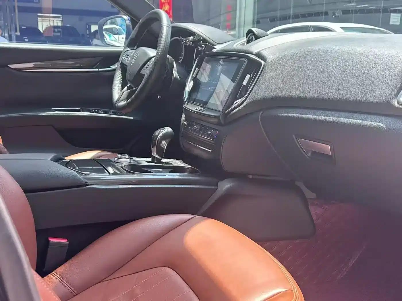 2017 Ghibli 3.0T Standard Edition — миниатюра 6