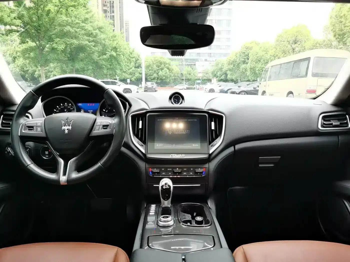 2017 Ghibli 3.0T Standard Edition — миниатюра 6