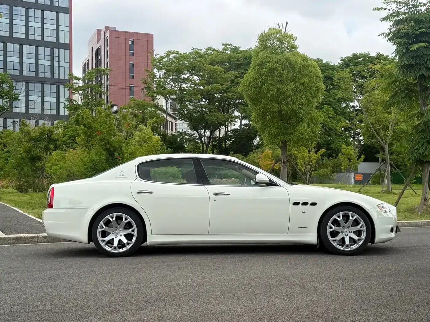 2010 Quattroporte 4.7L Sport Edition — миниатюра 4