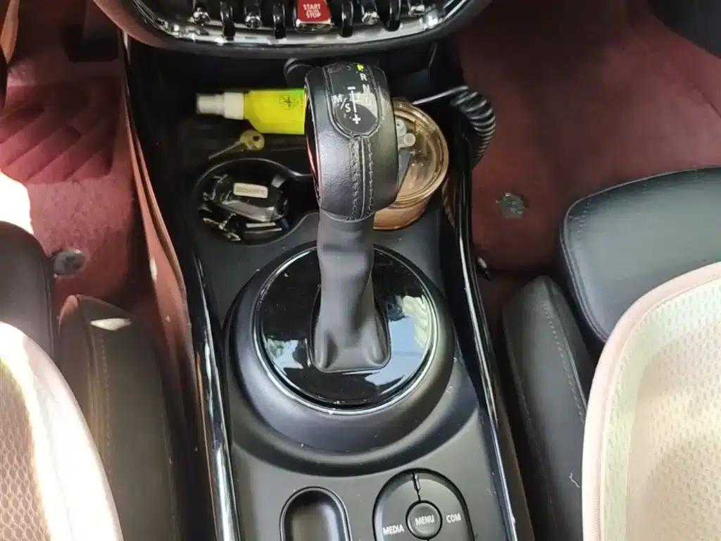 2016 MINI CLUBMAN Facelift 1.5T COOPER Connoisseur Edition — миниатюра 14