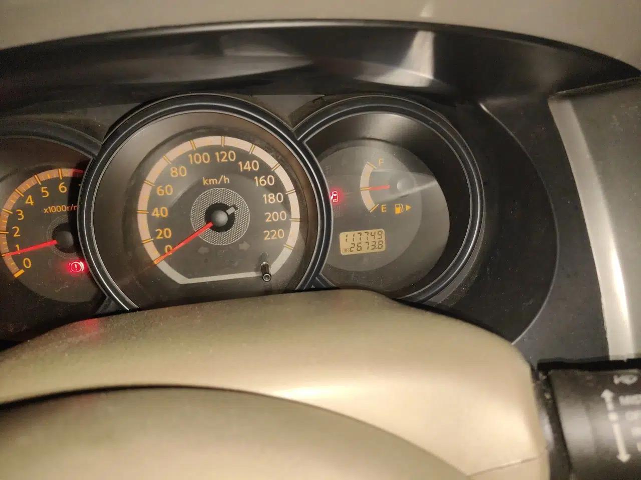Nissan Livina 2009 1.6L Manual All-Around Model — миниатюра 13