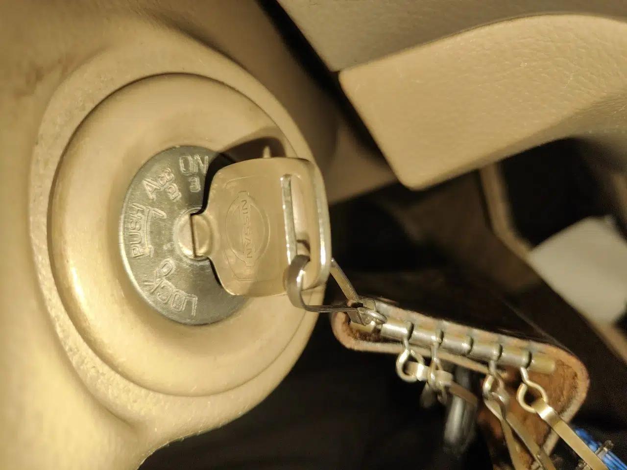 Nissan Livina 2009 1.6L Manual All-Around Model — миниатюра 9