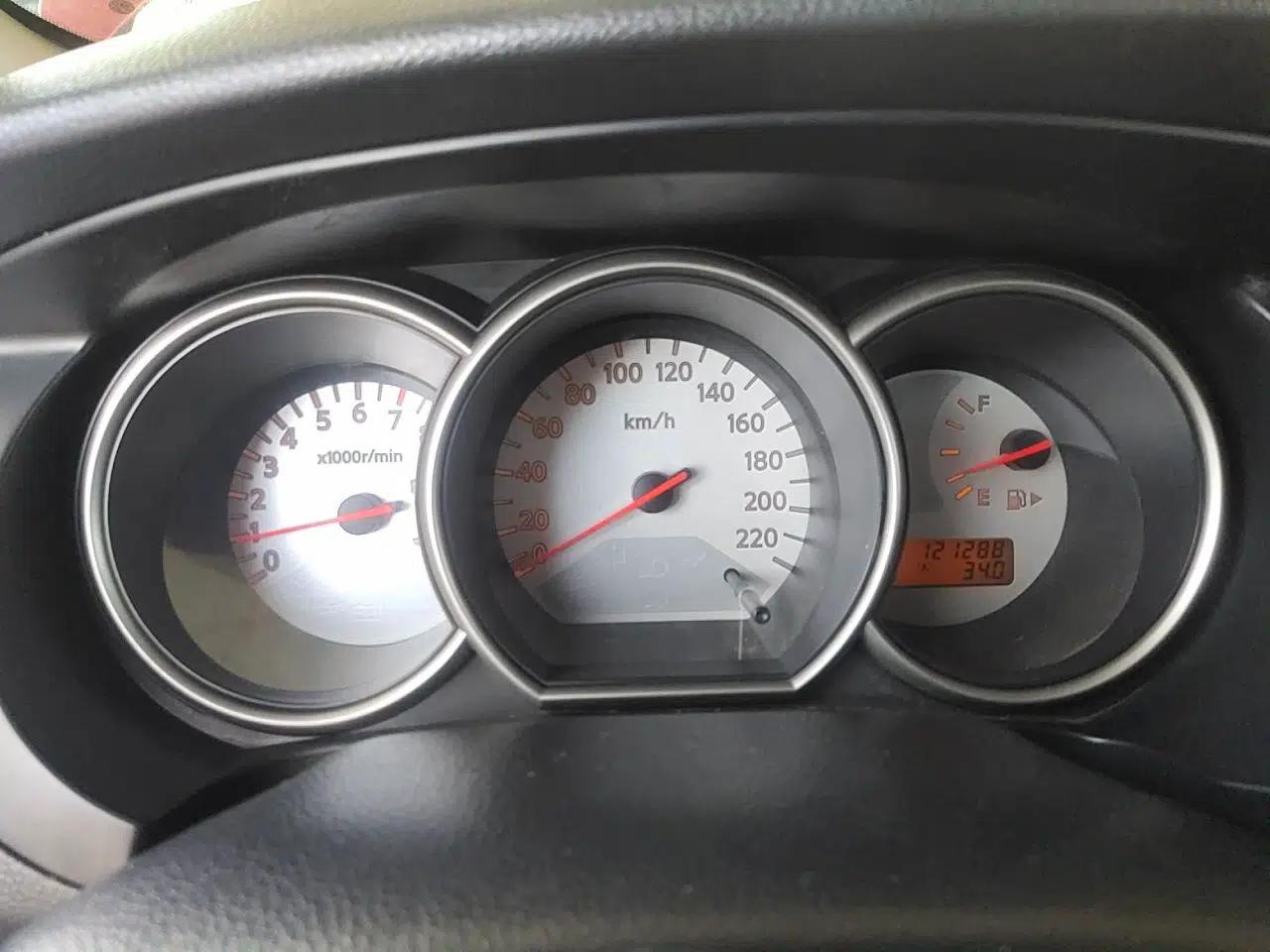 Nissan Livina 2010 JINRUI Edition 1.6L Automatic Standard Model — миниатюра 12