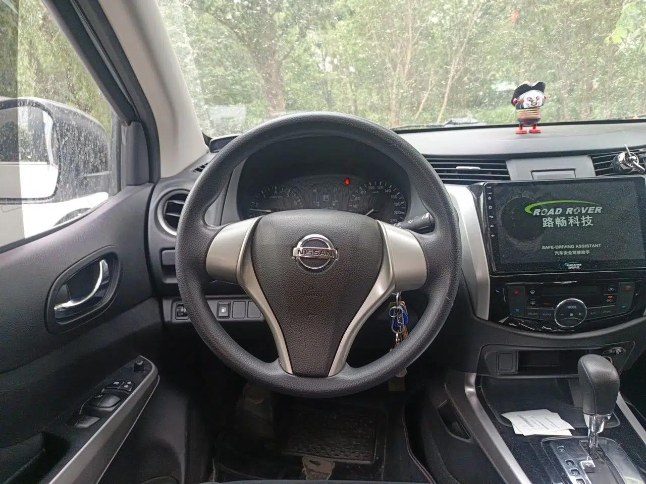 Nissan Navara 2017 2.5L Automatic 2WD Luxury Edition QR25 — миниатюра 11