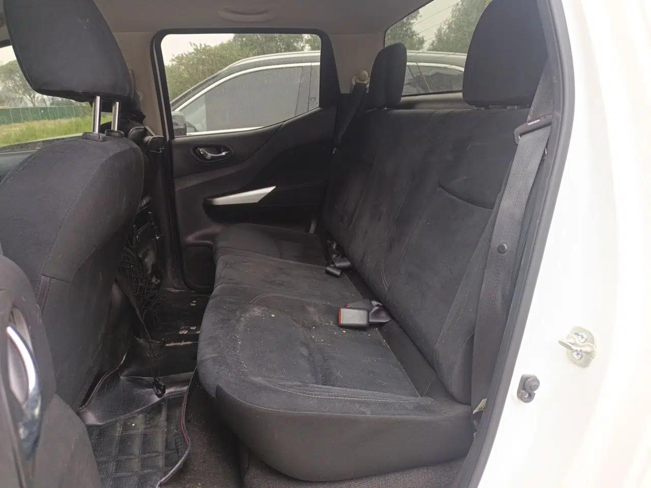 Nissan Navara 2017 2.5L Automatic 2WD Luxury Edition QR25 — миниатюра 18