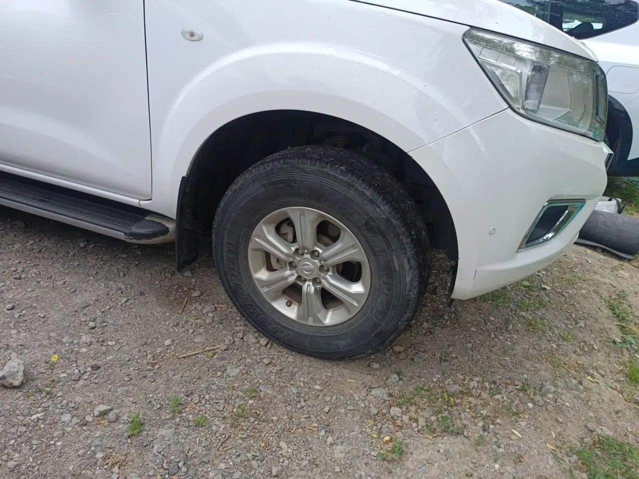 Nissan Navara 2017 2.5L Automatic 2WD Luxury Edition QR25 — миниатюра 8