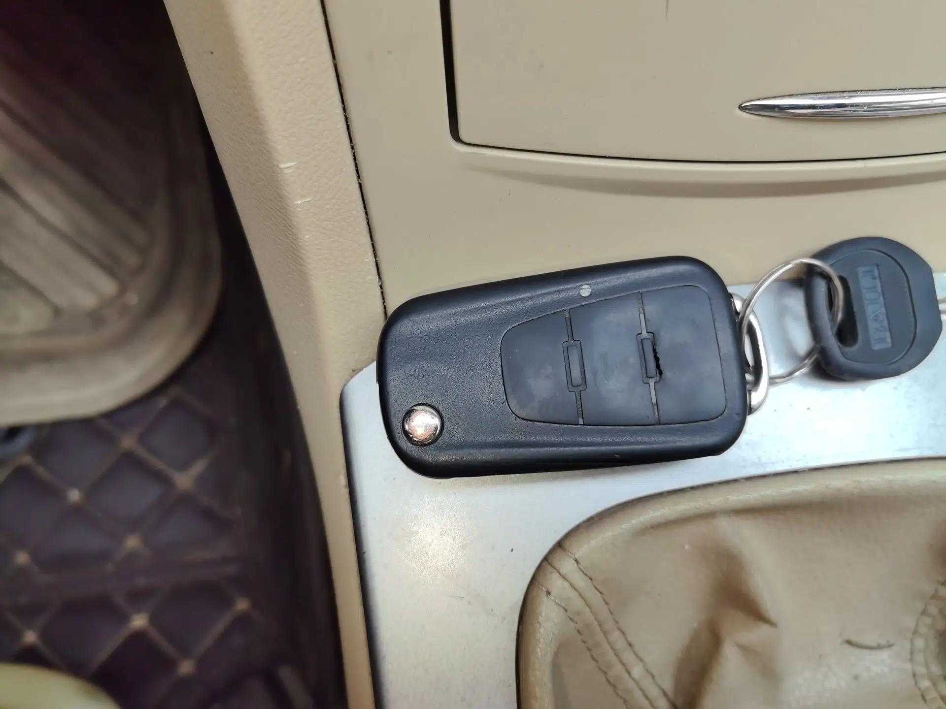Roewe 350 2013 350S 1.5L Manual Xunchi Edition — миниатюра 9