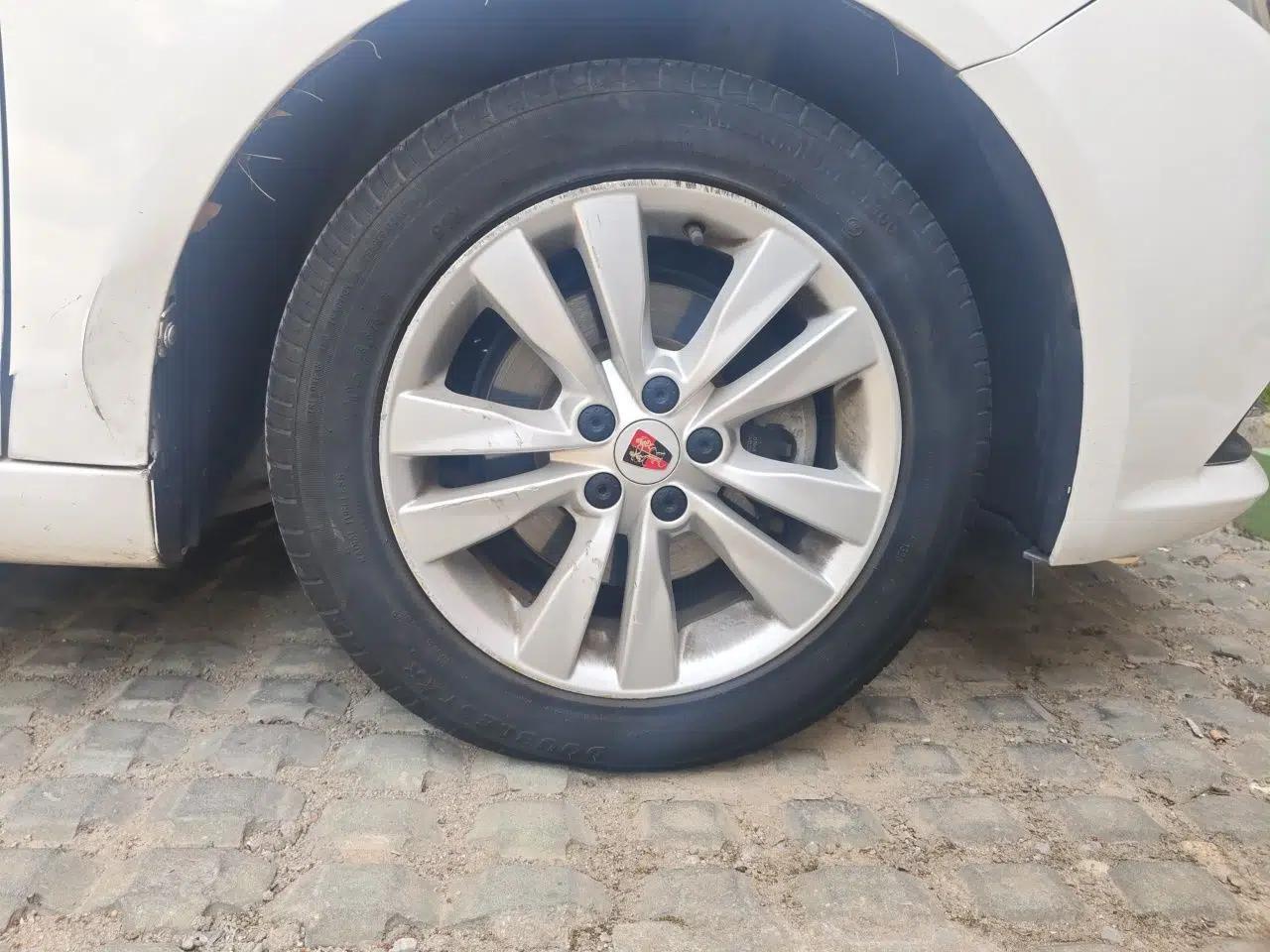 Roewe 360 2016 1.5L Automatic Smart Screen Version — миниатюра 8