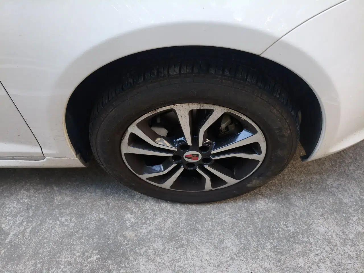 Roewe e550 2016 Deluxe Edition — миниатюра 8
