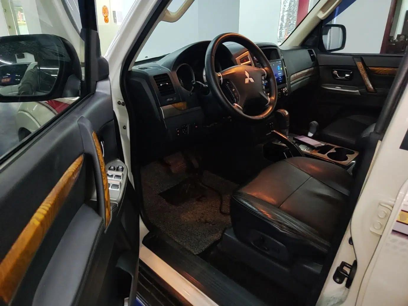 Mitsubishi Pajero 2019 3.0L Automatic Luxury Edition — миниатюра 19