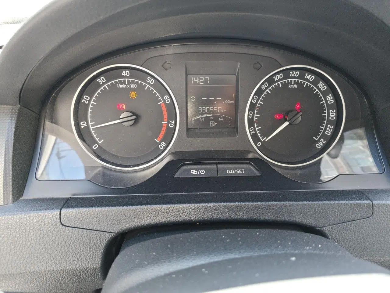 Skoda Rapid Spaceback 2016 Revised Version 1.4L Manual Front-Drive Edition — миниатюра 12