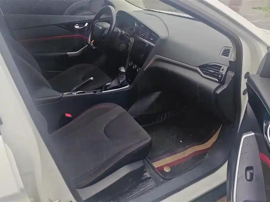 Venucia D60 2019 1.6L XE CVT Comfort Edition — миниатюра 8