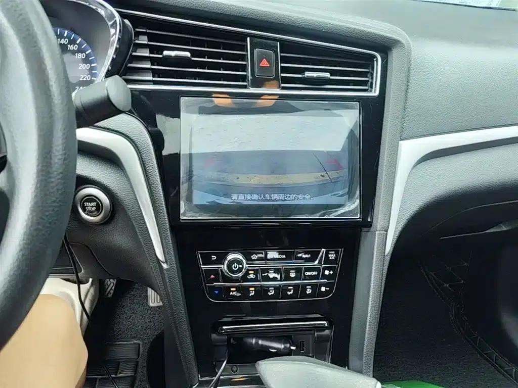 Venucia D60 2018 1.6L CVT Intelligent Elite Edition — миниатюра 13