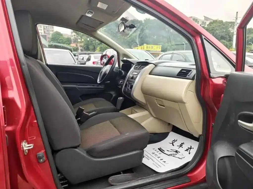 Venucia R50 2013 1.6L Automatic Fashion Edition — миниатюра 7