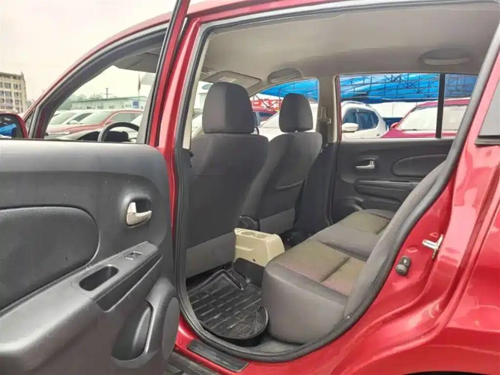Venucia R50 2013 1.6L Automatic Fashion Edition — миниатюра 9