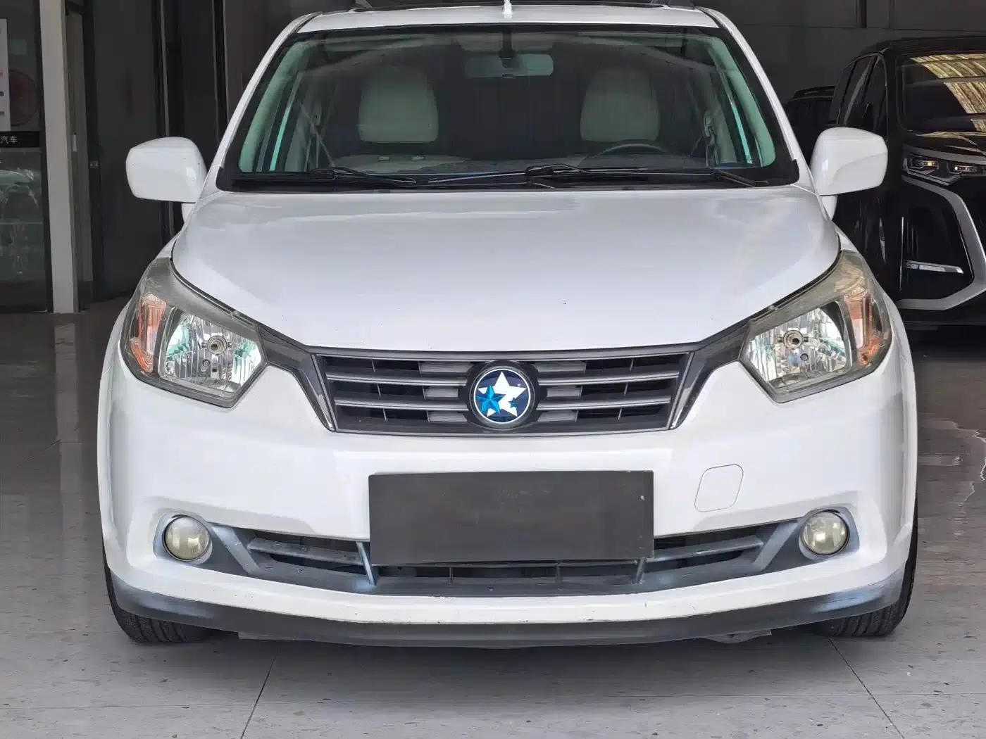 Venucia R50 2013 1.6L Automatic Deluxe Edition — миниатюра 2