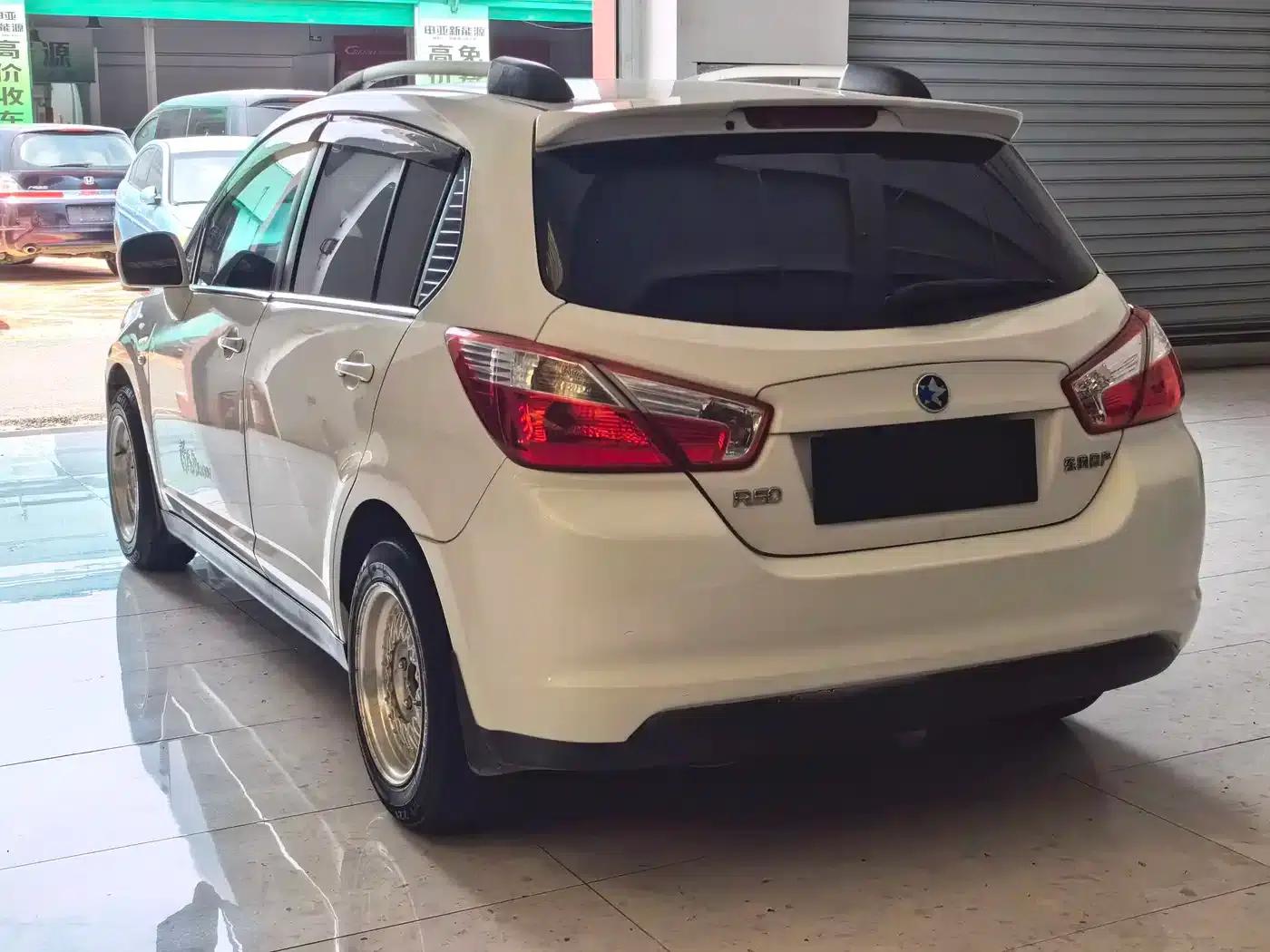 Venucia R50 2013 1.6L Automatic Deluxe Edition — миниатюра 11