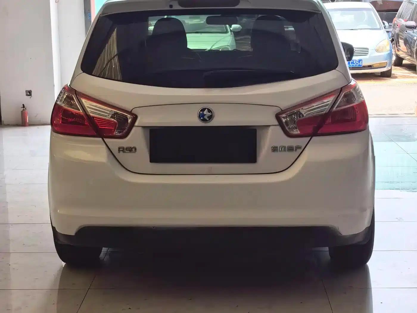 Venucia R50 2013 1.6L Automatic Deluxe Edition — миниатюра 12