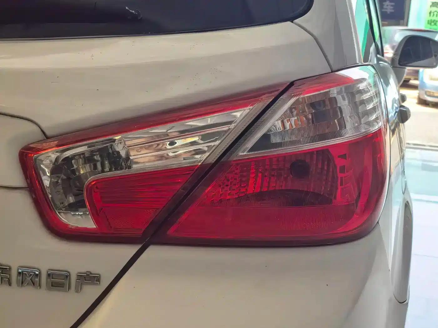 Venucia R50 2013 1.6L Automatic Deluxe Edition — миниатюра 13