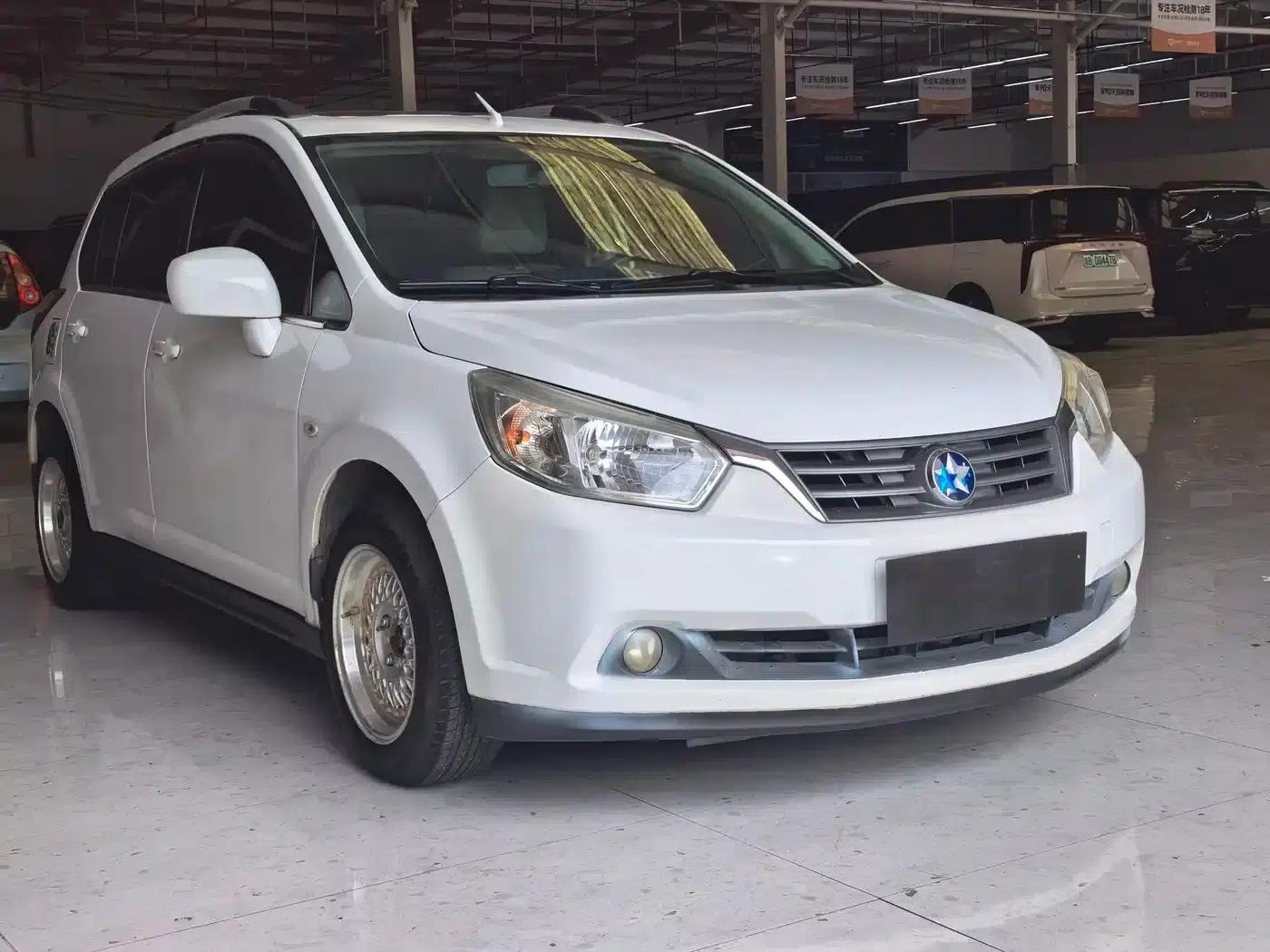 Venucia R50 2013 1.6L Automatic Deluxe Edition — миниатюра 3