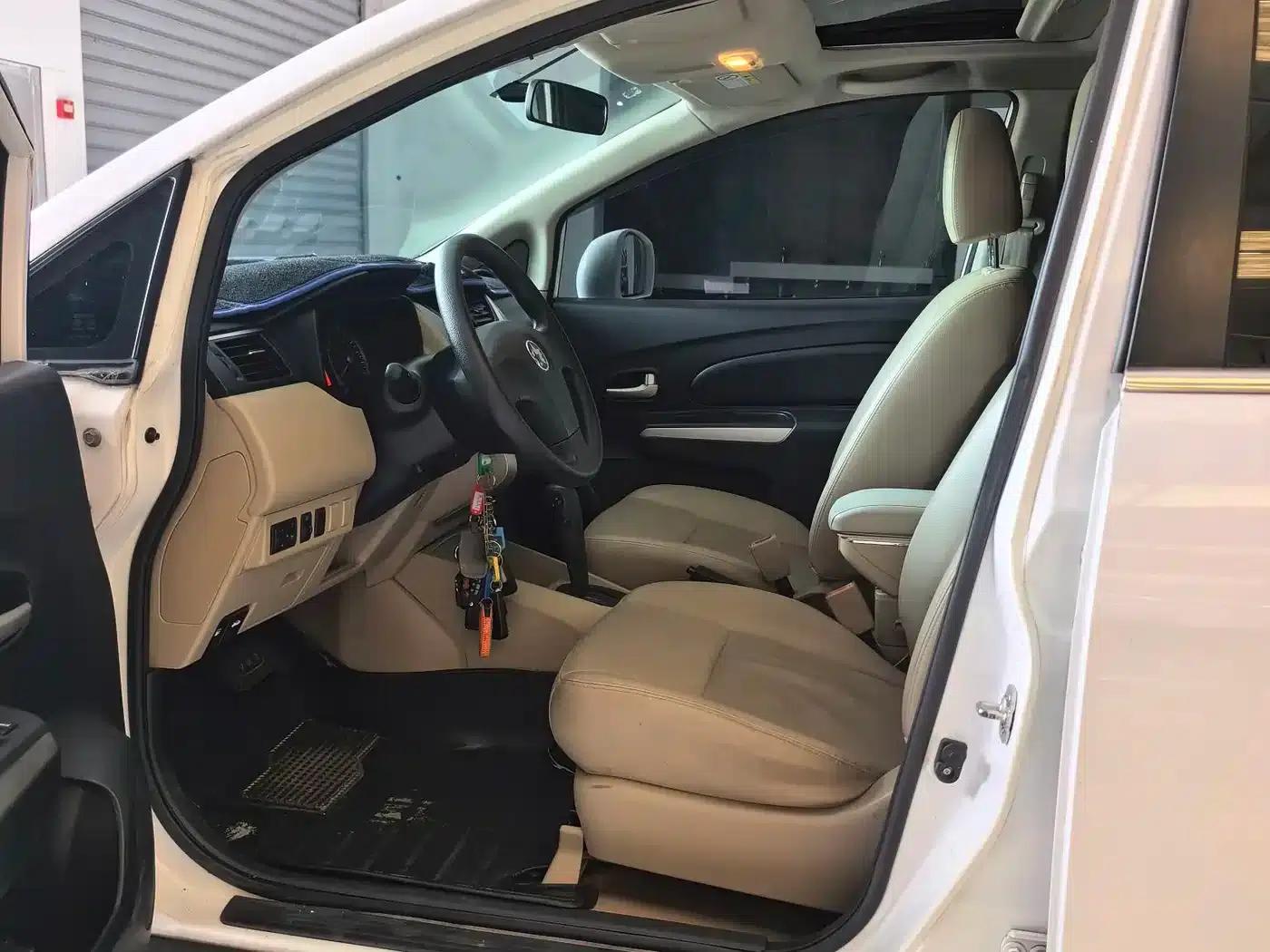 Venucia R50 2013 1.6L Automatic Deluxe Edition — миниатюра 6