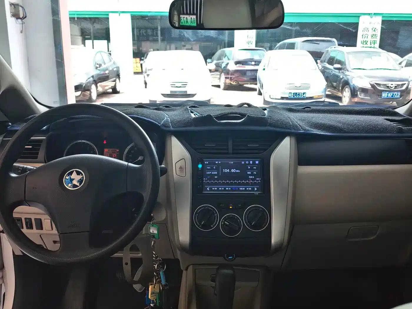 Venucia R50 2013 1.6L Automatic Deluxe Edition — миниатюра 7