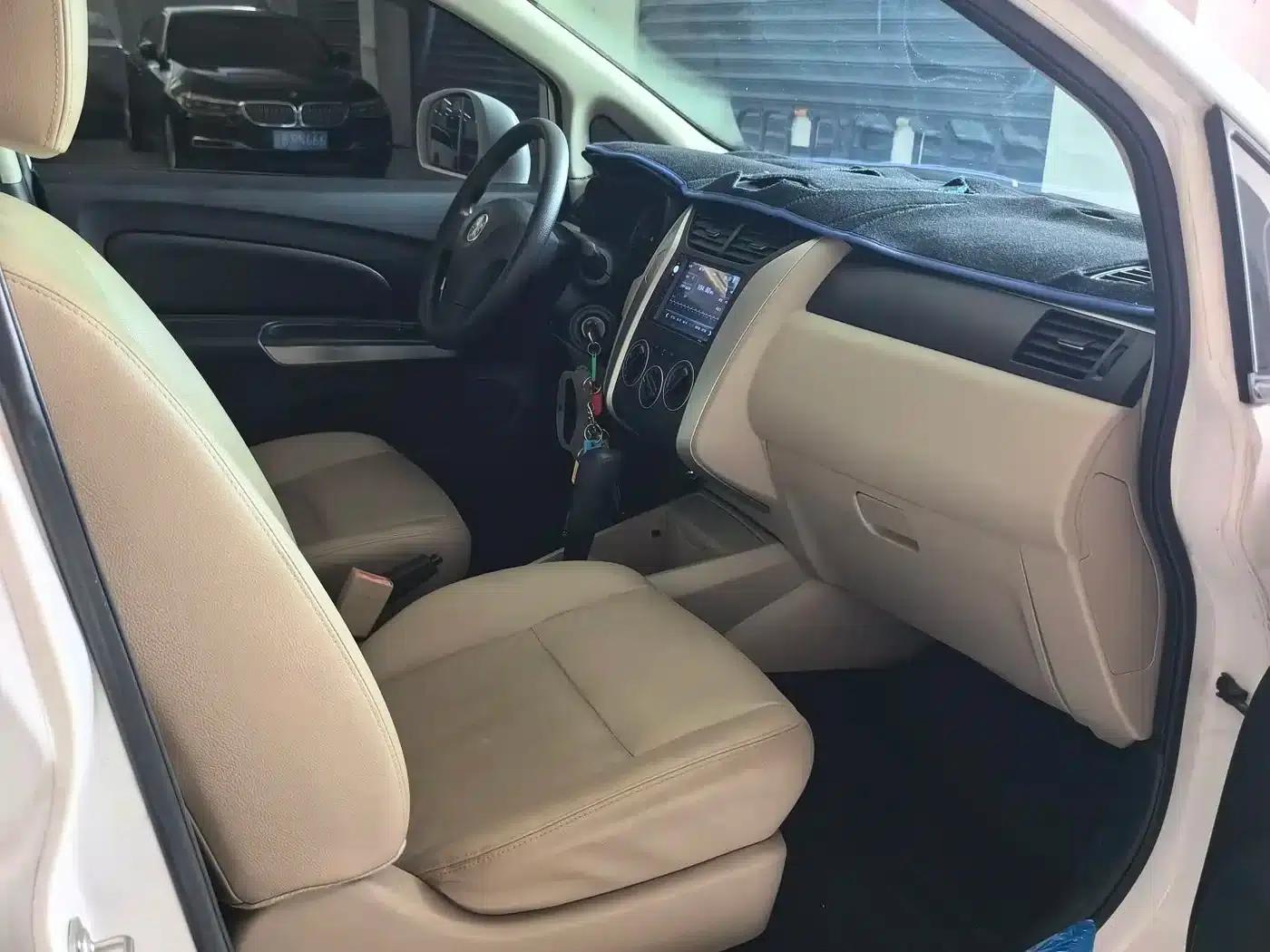Venucia R50 2013 1.6L Automatic Deluxe Edition — миниатюра 8