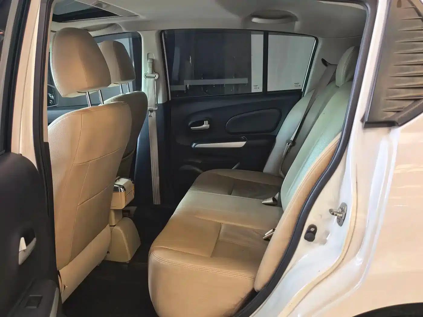 Venucia R50 2013 1.6L Automatic Deluxe Edition — миниатюра 9