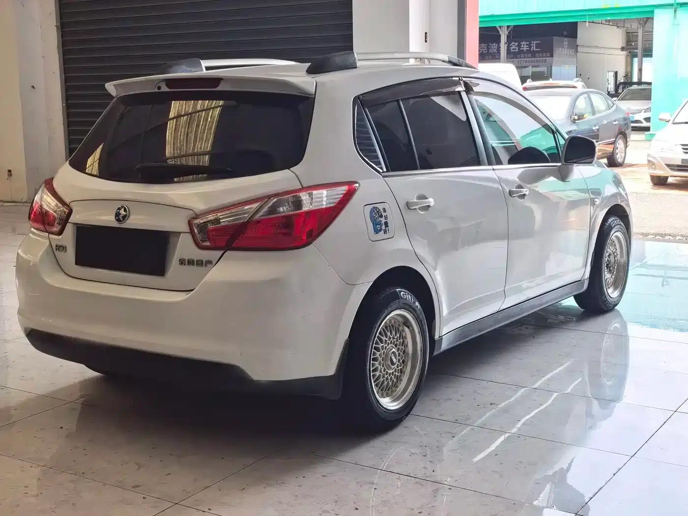 Venucia R50 2013 1.6L Automatic Deluxe Edition — миниатюра 10