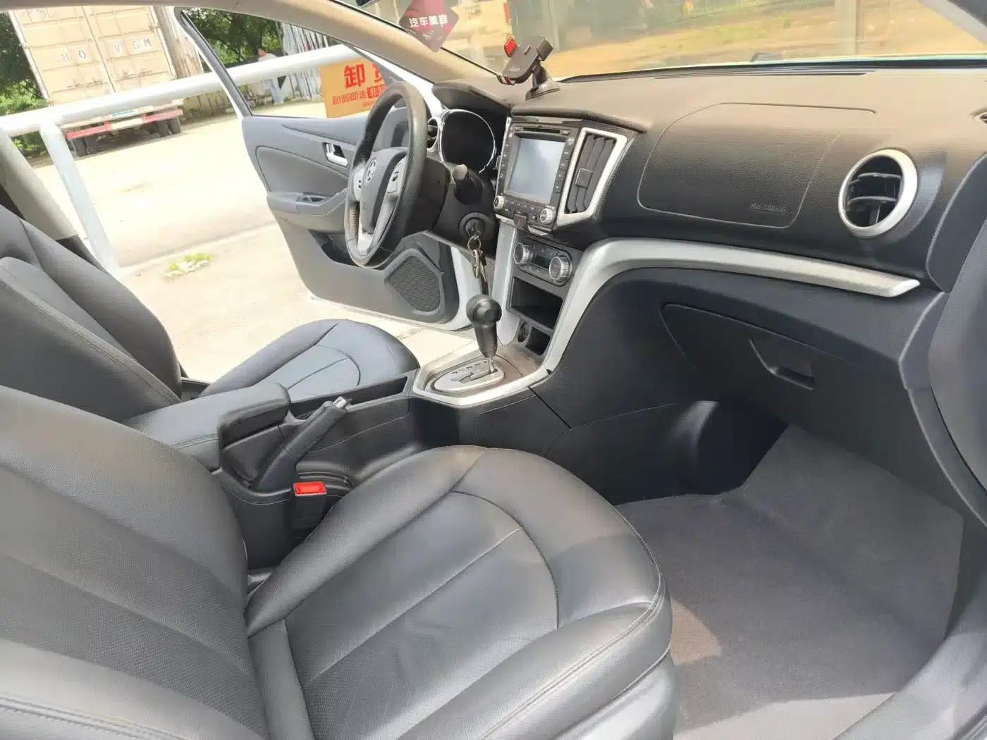 Venucia T70 2015 2.0L CVT Smart Edition — миниатюра 6