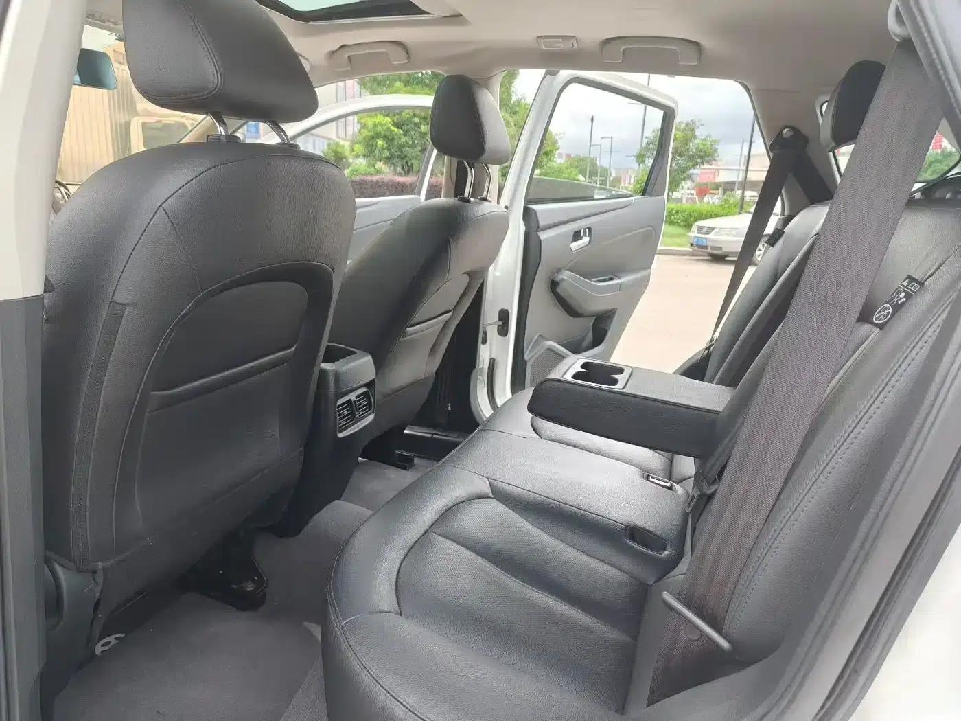Venucia T70 2015 2.0L CVT Smart Edition — миниатюра 9