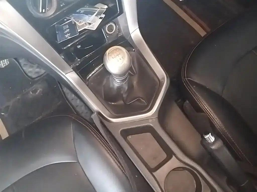 Venucia T70 2016 2.0L Manual Smart Edition — миниатюра 14