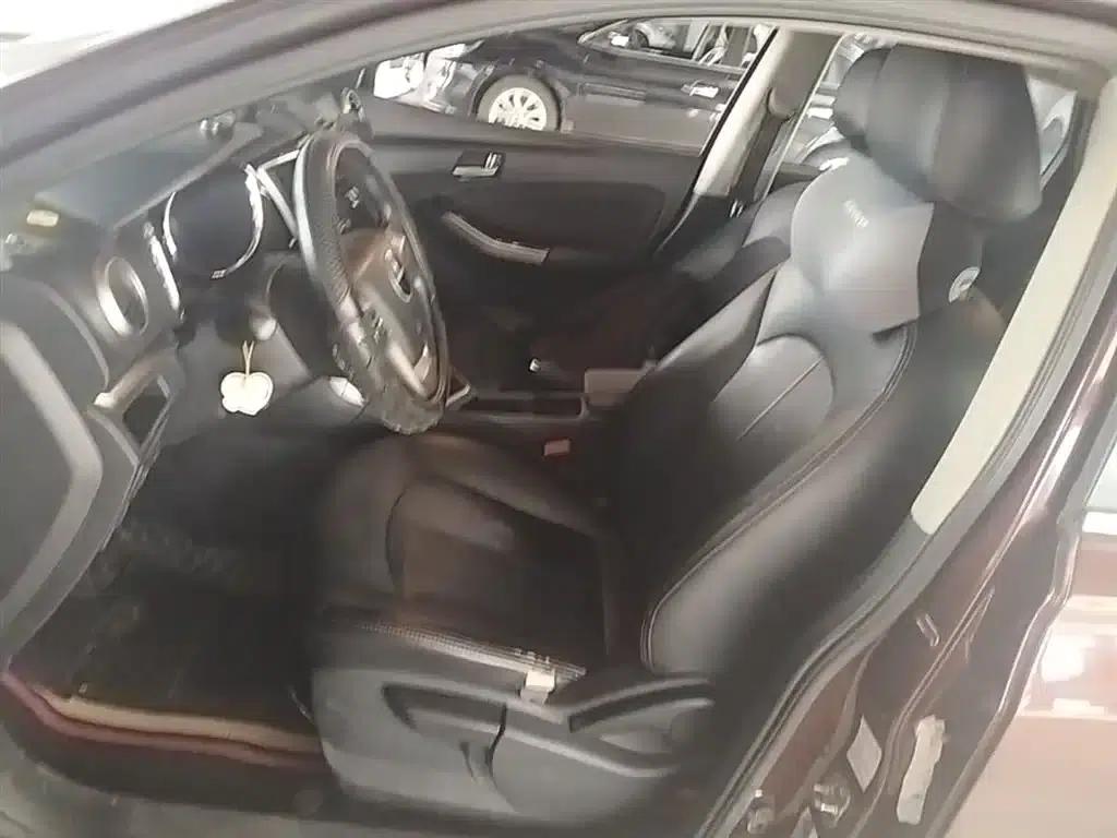 Venucia T70 2016 2.0L Manual Smart Edition — миниатюра 15