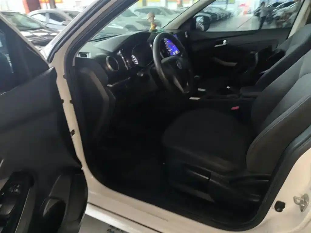 Venucia T70 2016 1.6L Manual Smart Edition — миниатюра 16
