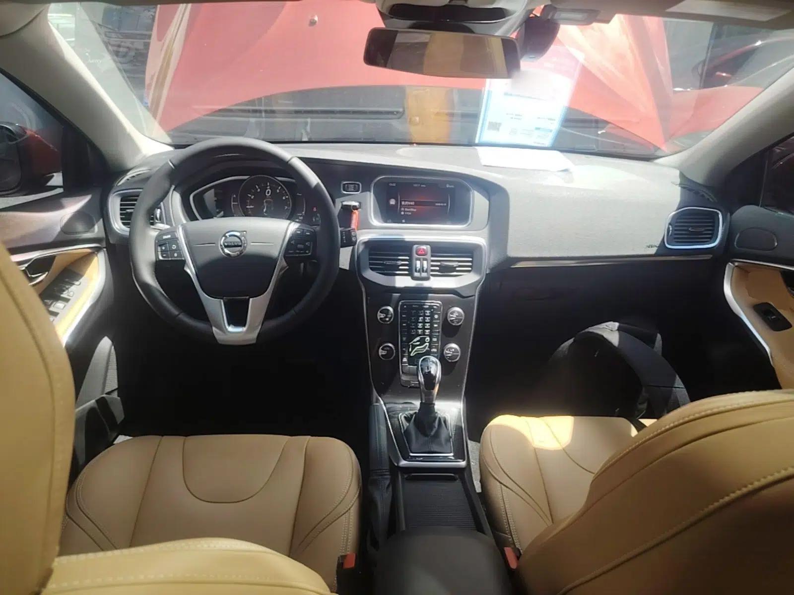 Volvo V40 2018 T3 Zhiyi Edition — миниатюра 13