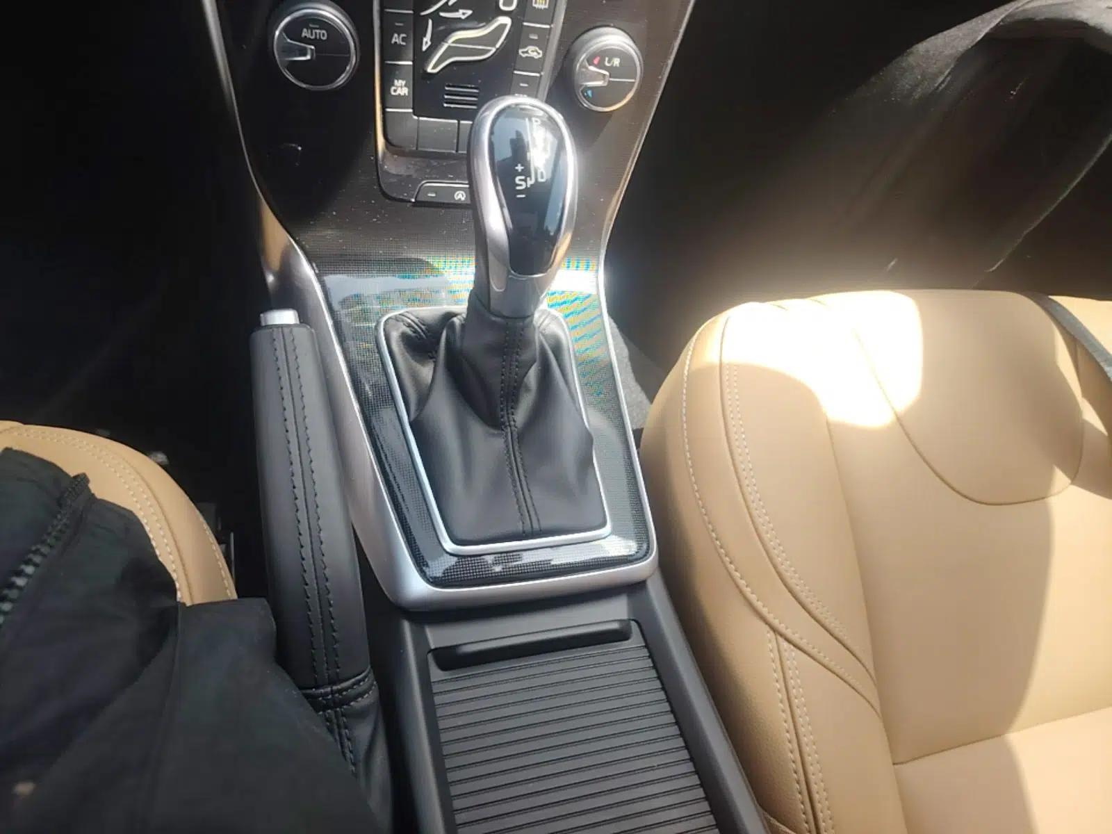 Volvo V40 2018 T3 Zhiyi Edition — миниатюра 17