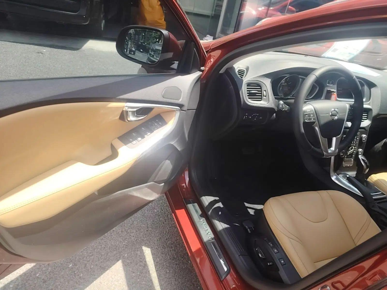 Volvo V40 2018 T3 Zhiyi Edition — миниатюра 19