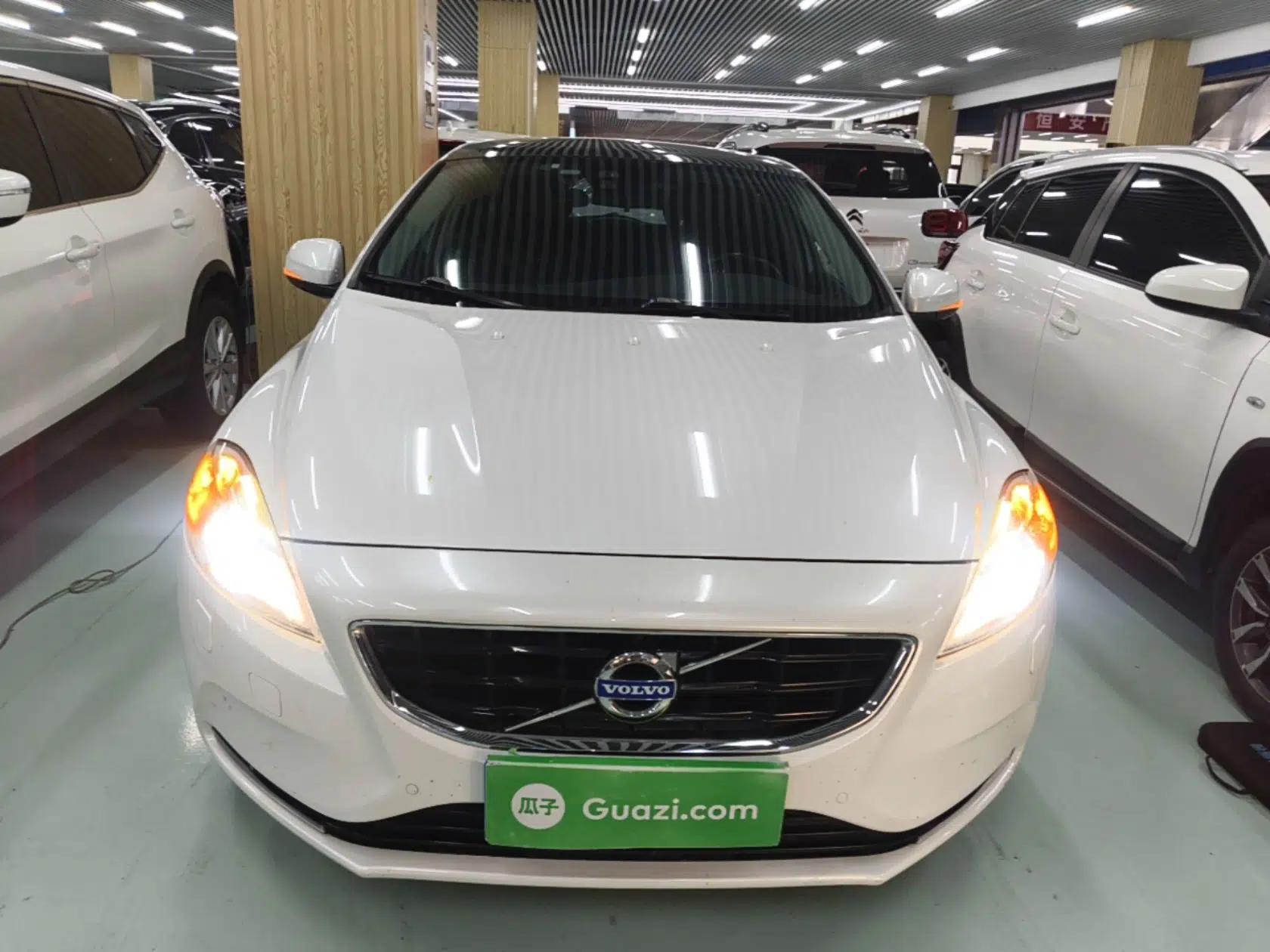 Volvo V40 2014 2.0T Zhiya Edition — миниатюра 2