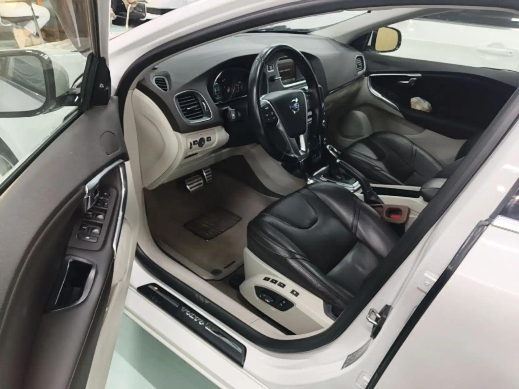 Volvo V40 2014 2.0T Zhiya Edition — миниатюра 19