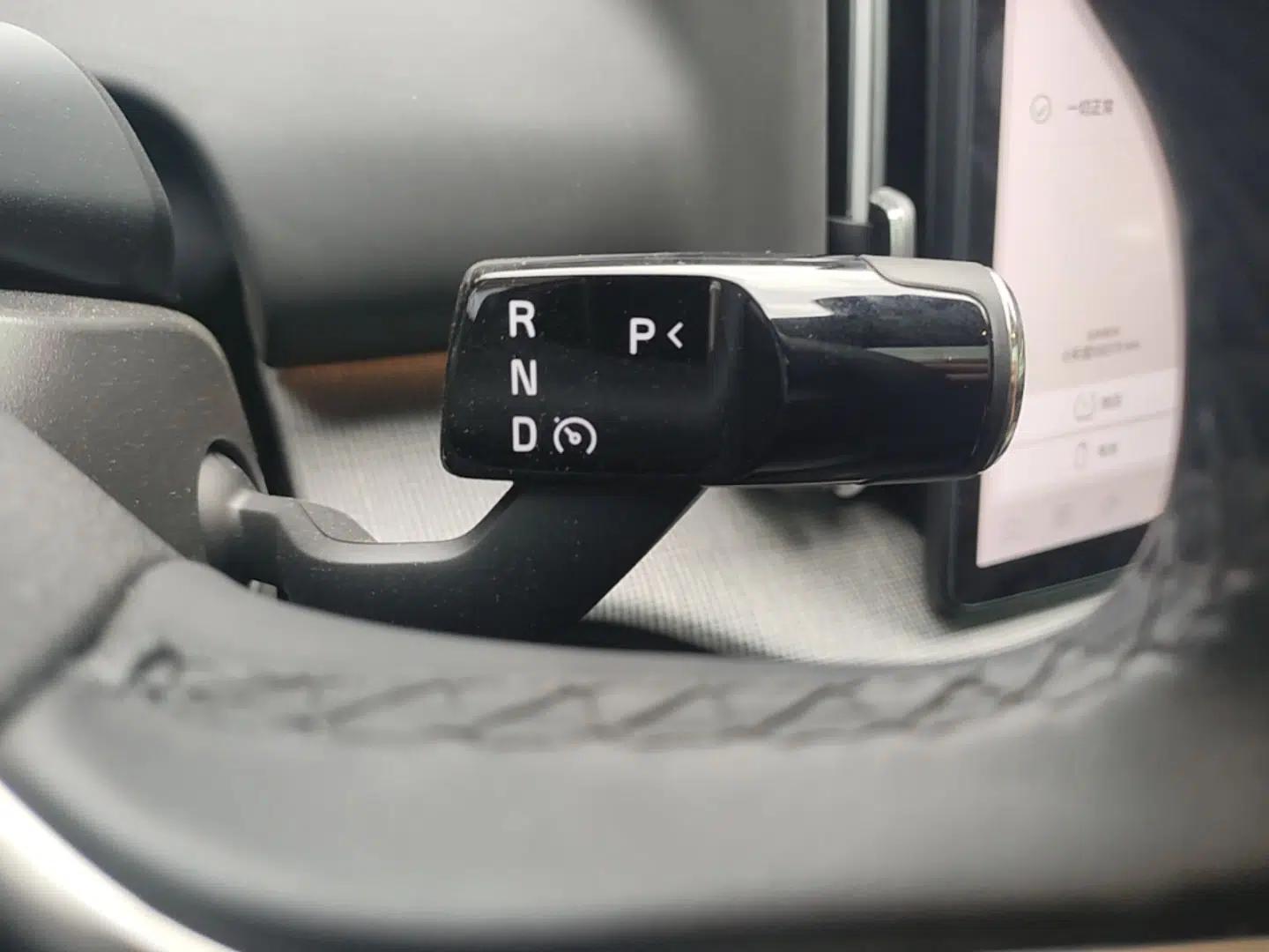 Volvo EX30 2025 Rear-Drive Long-Range Version Ultra — миниатюра 17
