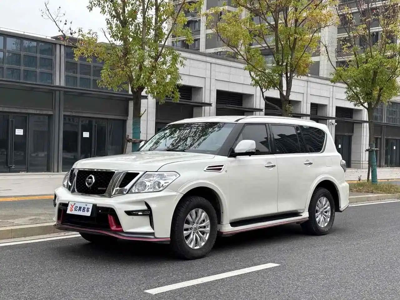 Nissan Patrol 2017 5.6L Standard Edition — миниатюра 1