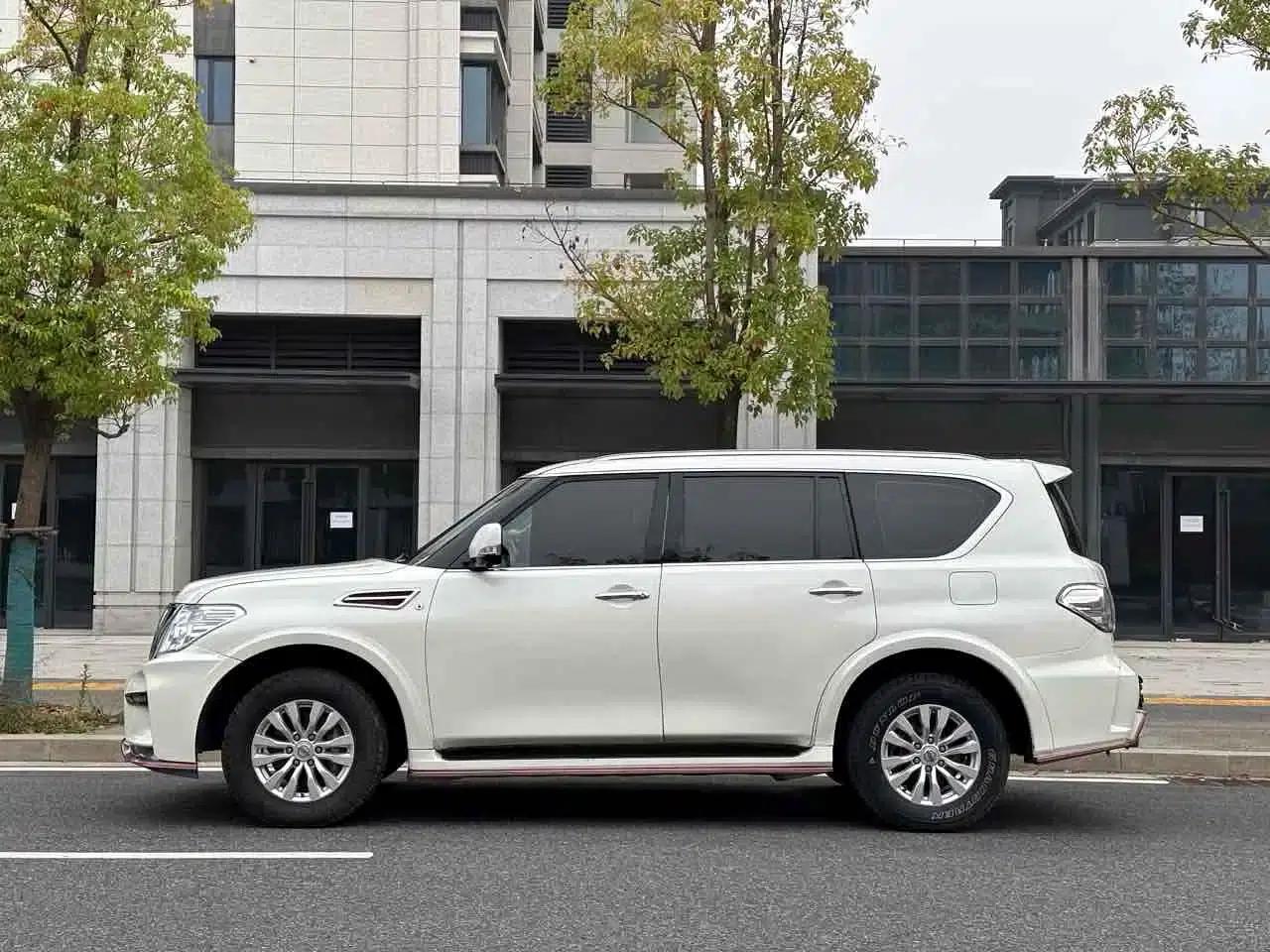 Nissan Patrol 2017 5.6L Standard Edition — миниатюра 3