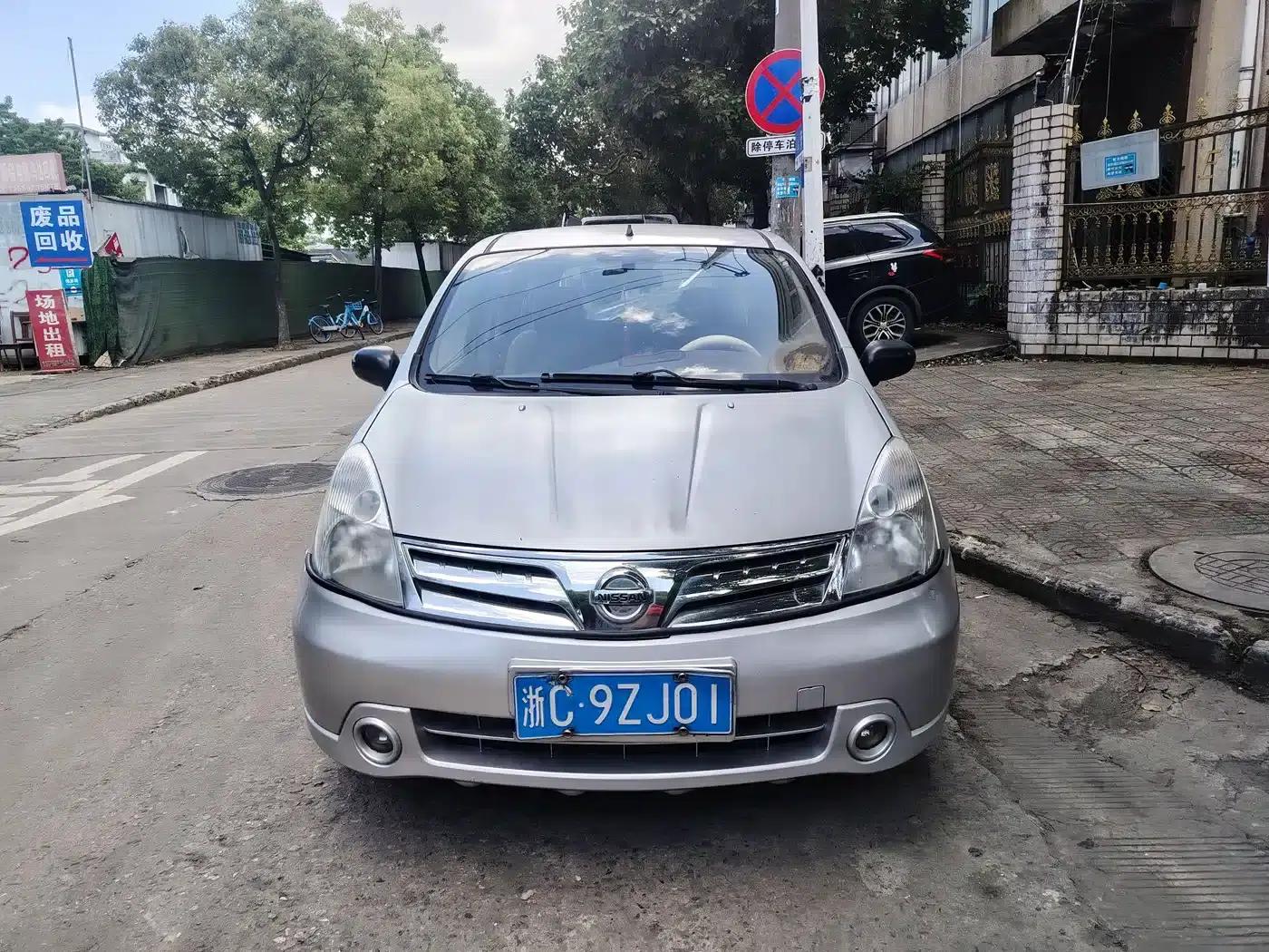 Nissan Livina 2010 Sporty Edition 1.6L Automatic Dynamic Model — миниатюра 2