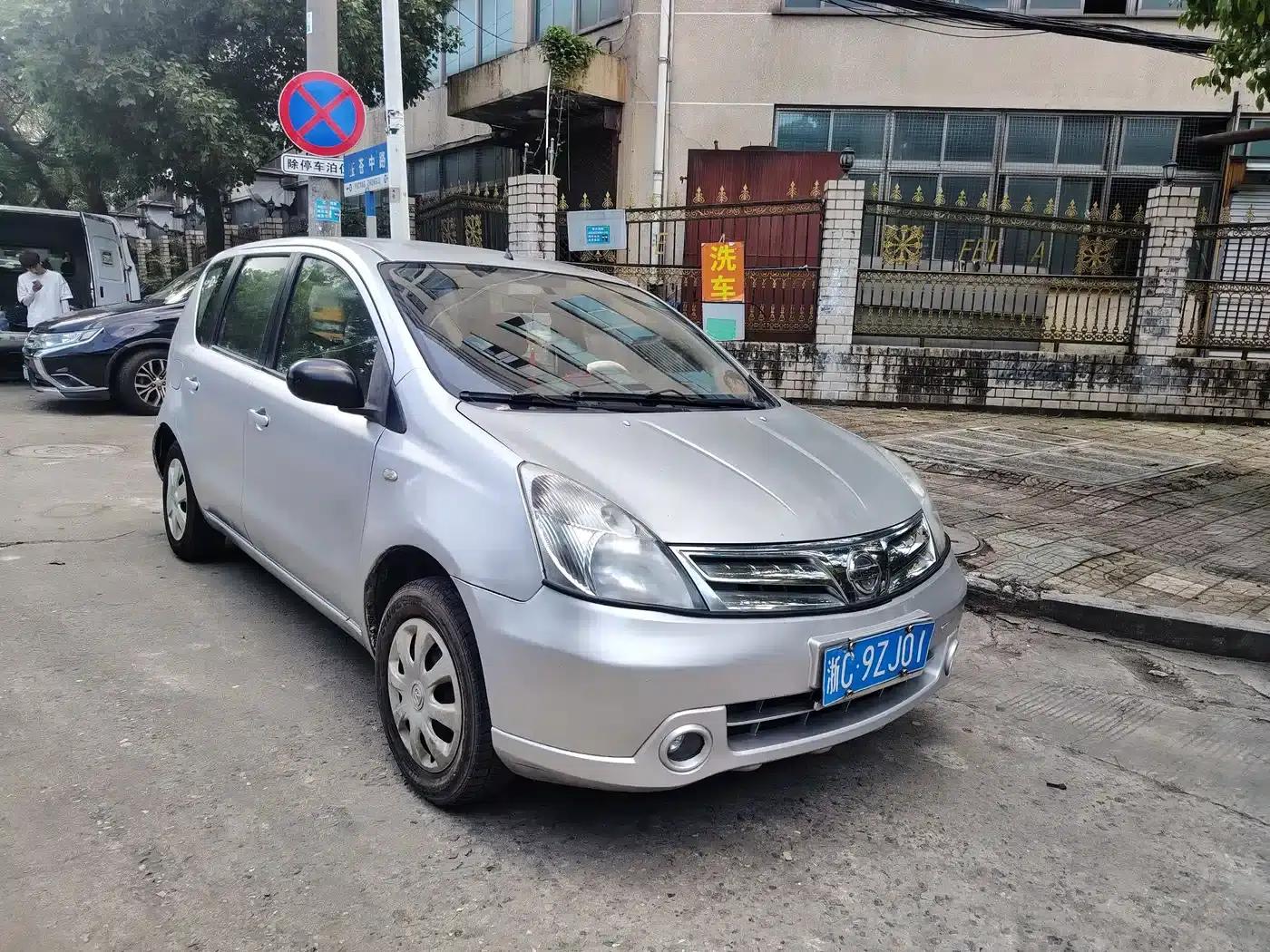 Nissan Livina 2010 Sporty Edition 1.6L Automatic Dynamic Model — миниатюра 3
