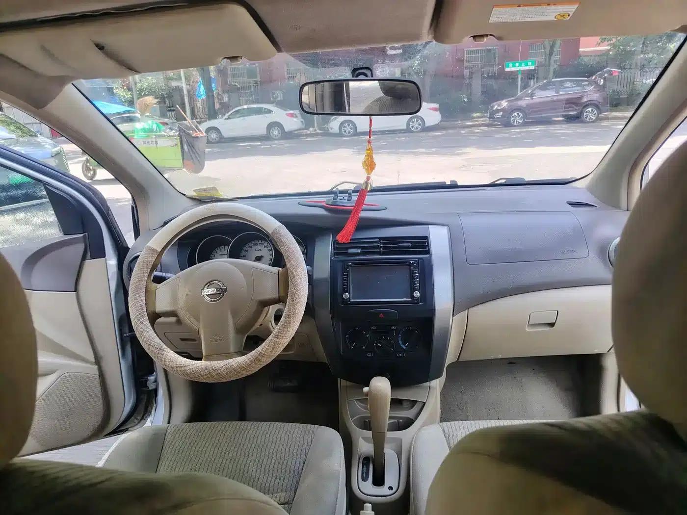 Nissan Livina 2010 Sporty Edition 1.6L Automatic Dynamic Model — миниатюра 4